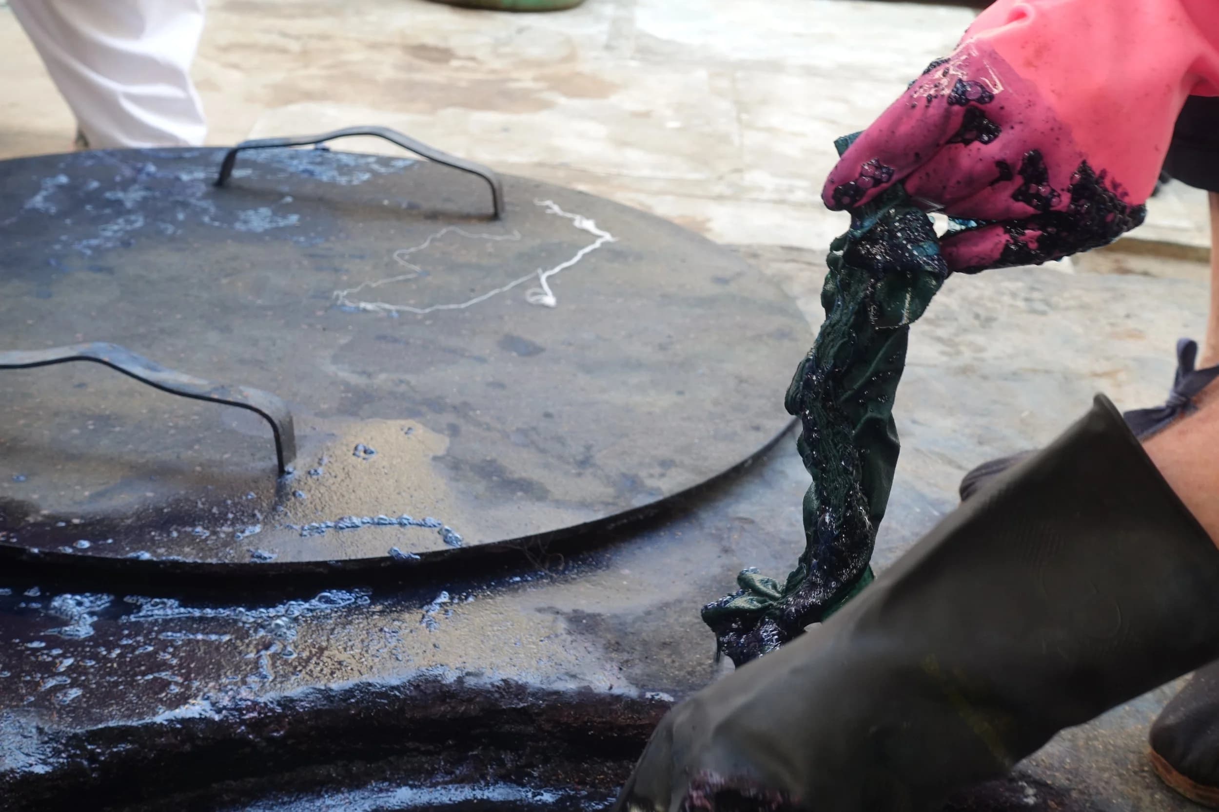 Pulling fabric from indigo dye vat